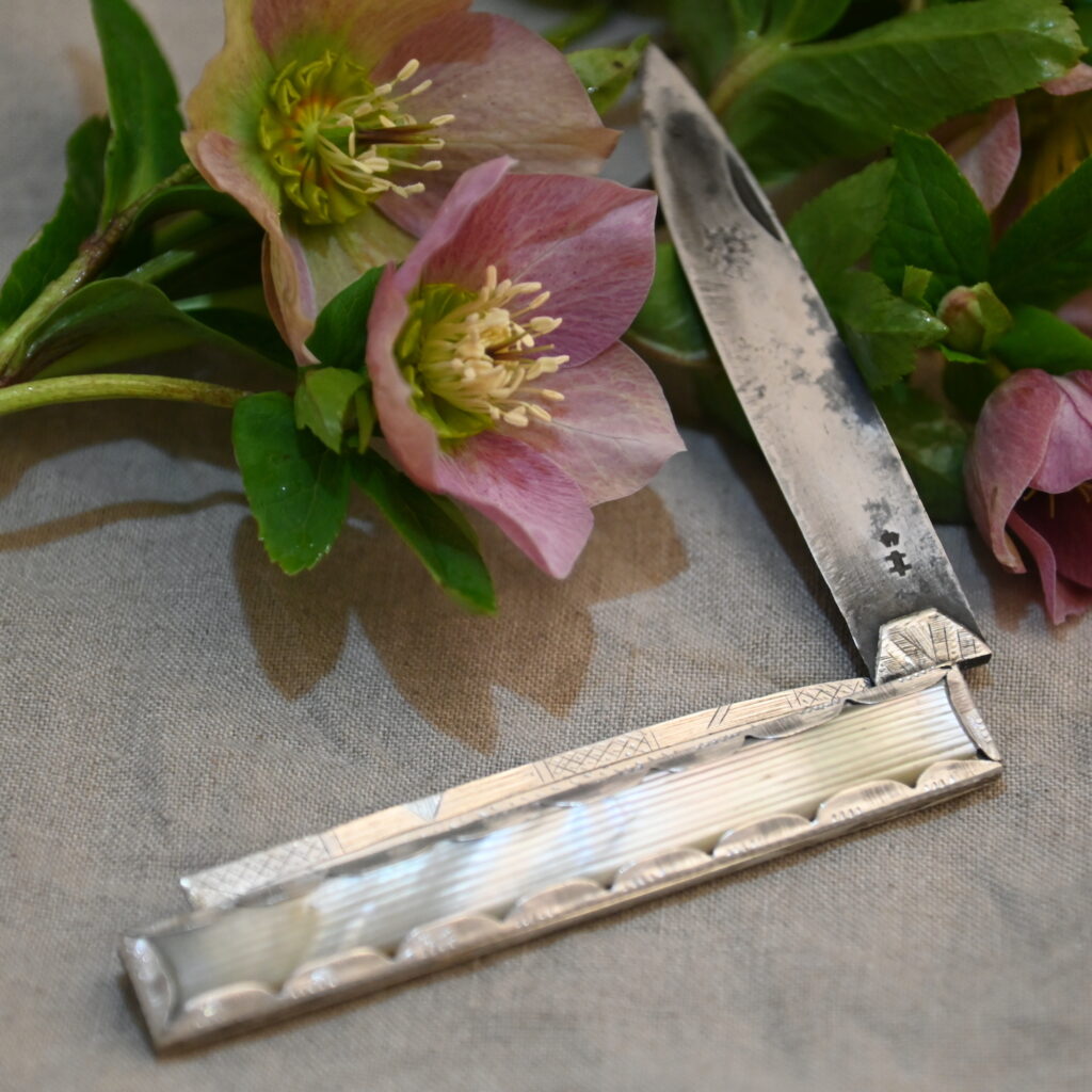 Restauration d'une pièce de 300 ans :
Couteau fermant de C.Guyot coutelier à Langres en 1720
(Traveaux réalisés : Récréation du serti clos en argent gravé
après nettoyage et remise en état des éléments